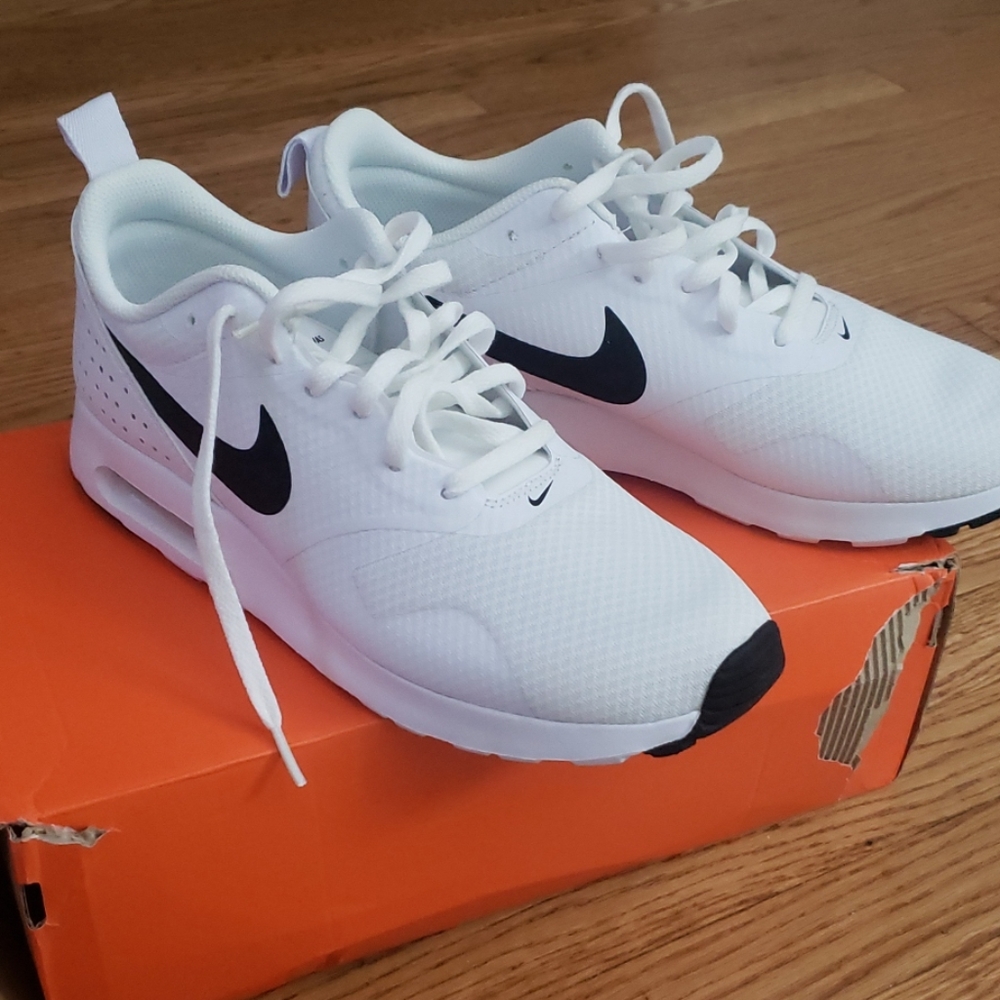Womens Nike AirMax Tavas size 10